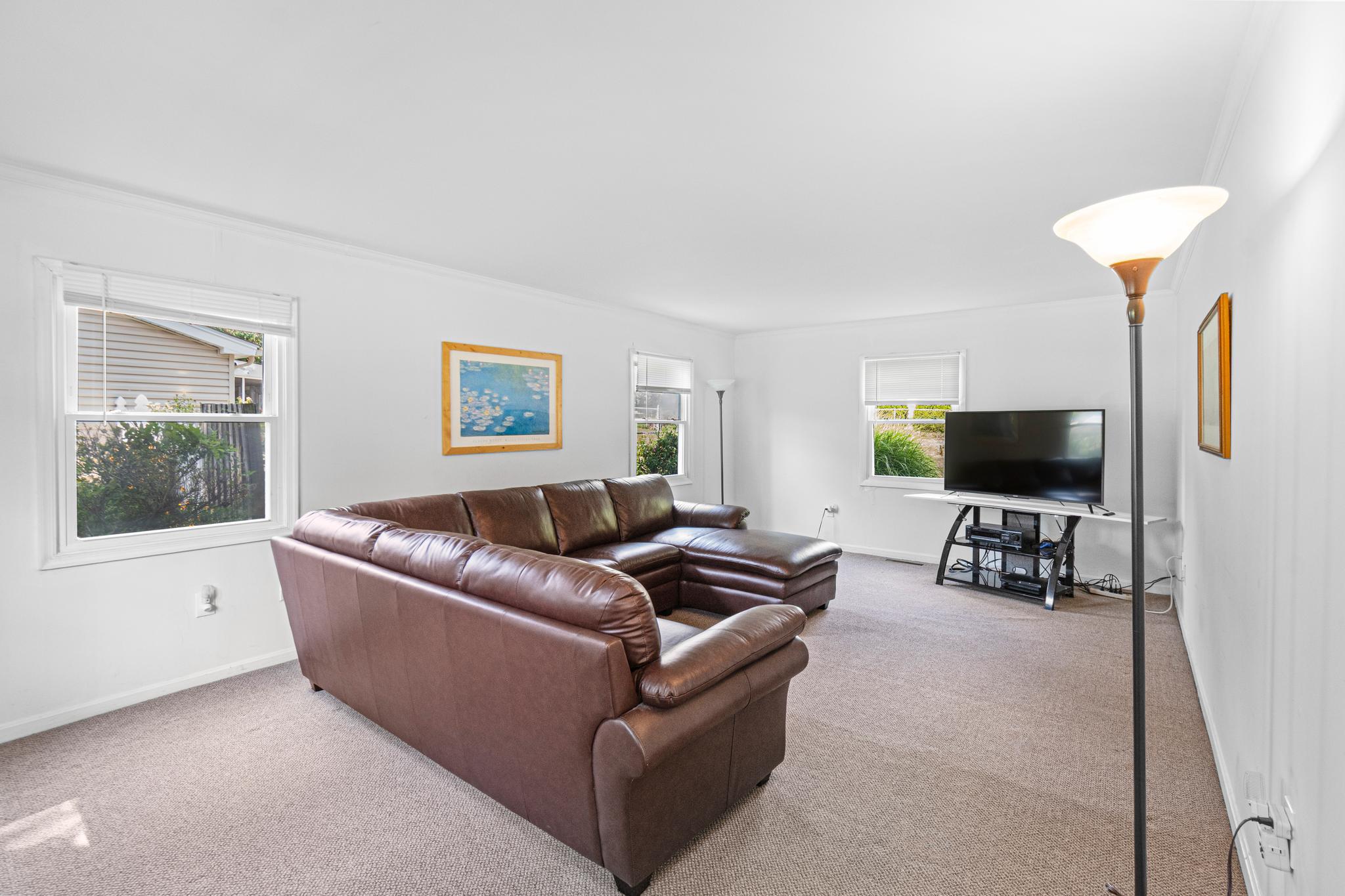 12422 Sarah Ln Property Photo 4