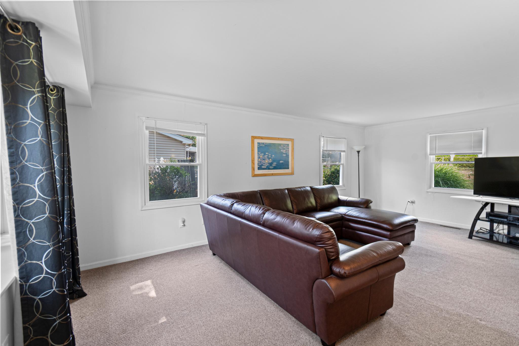 12422 Sarah Ln Property Photo 5