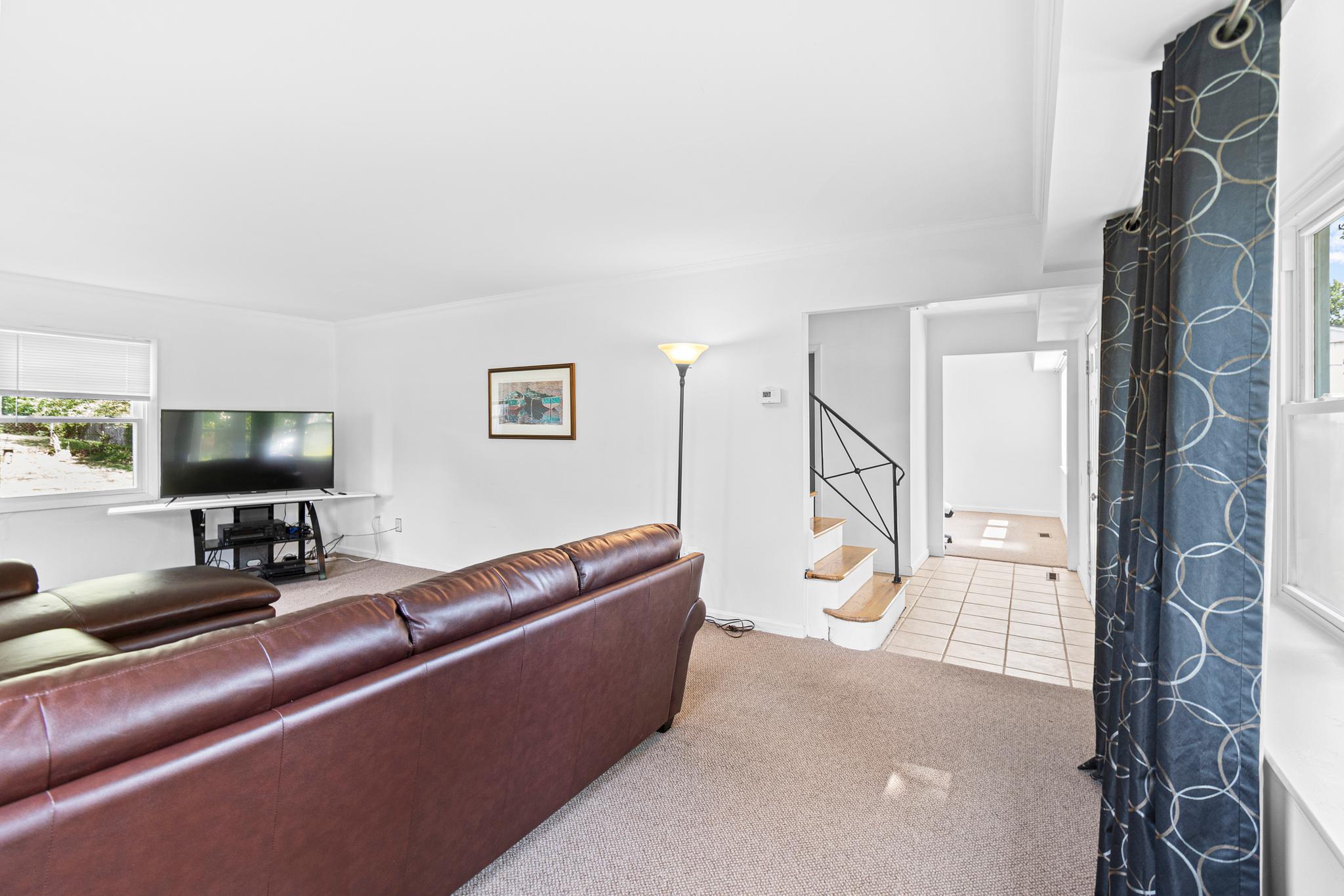 12422 Sarah Ln Property Photo 6