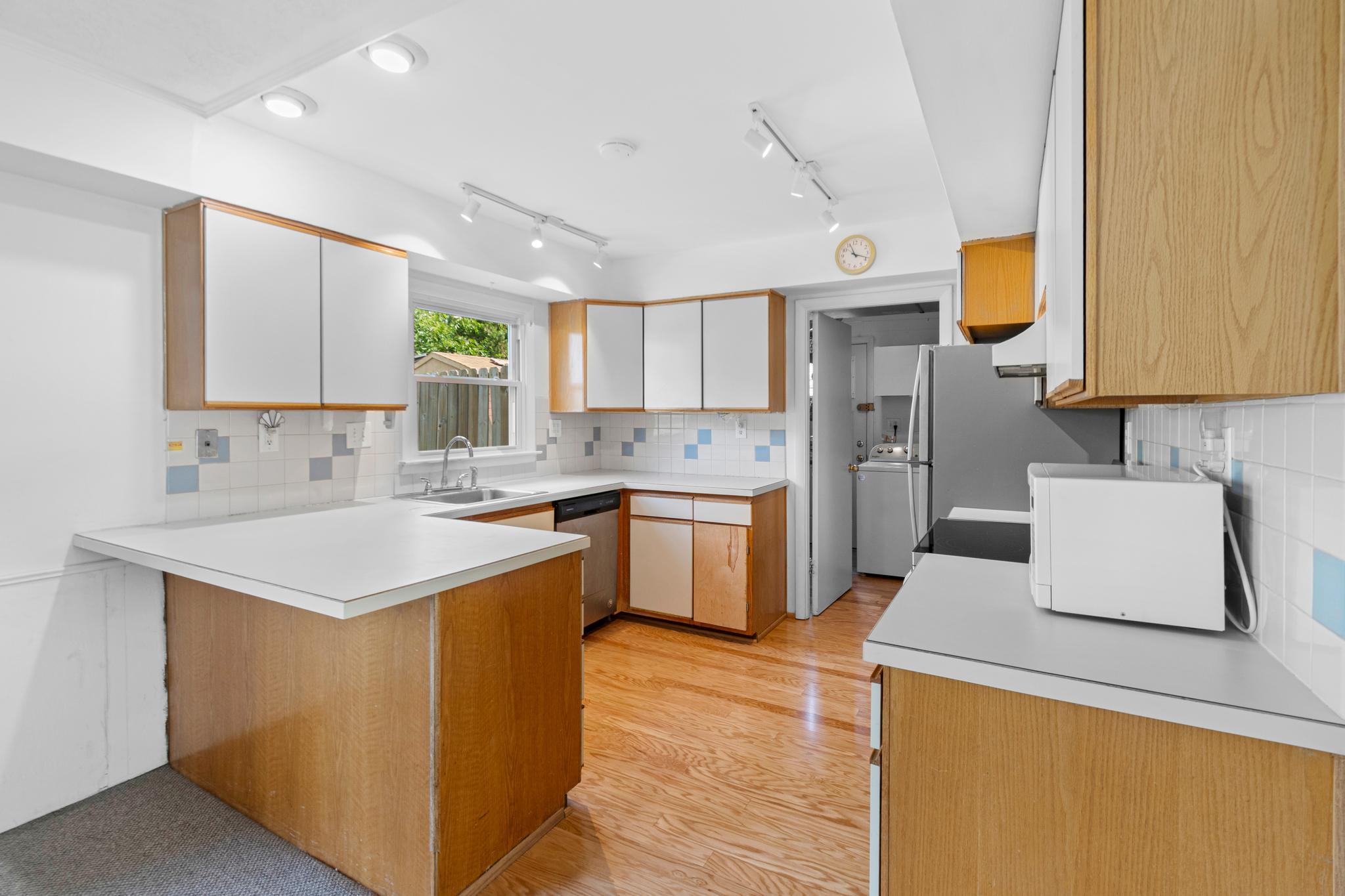 12422 Sarah Ln Property Photo 14