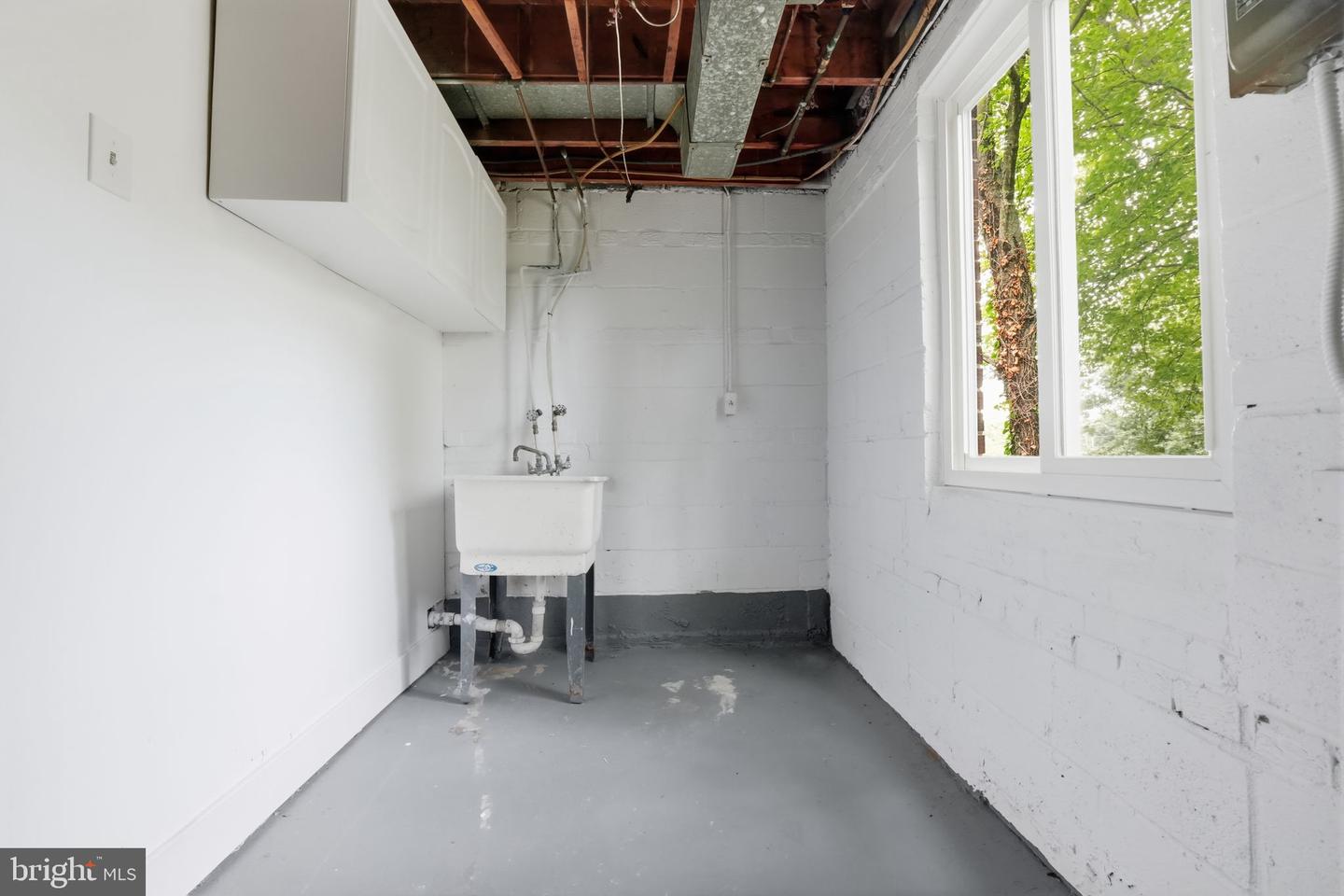 7005 Halleck St Property Photo 28