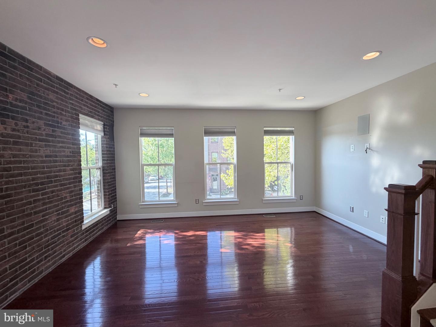 4560 Longfellow St Property Photo 4