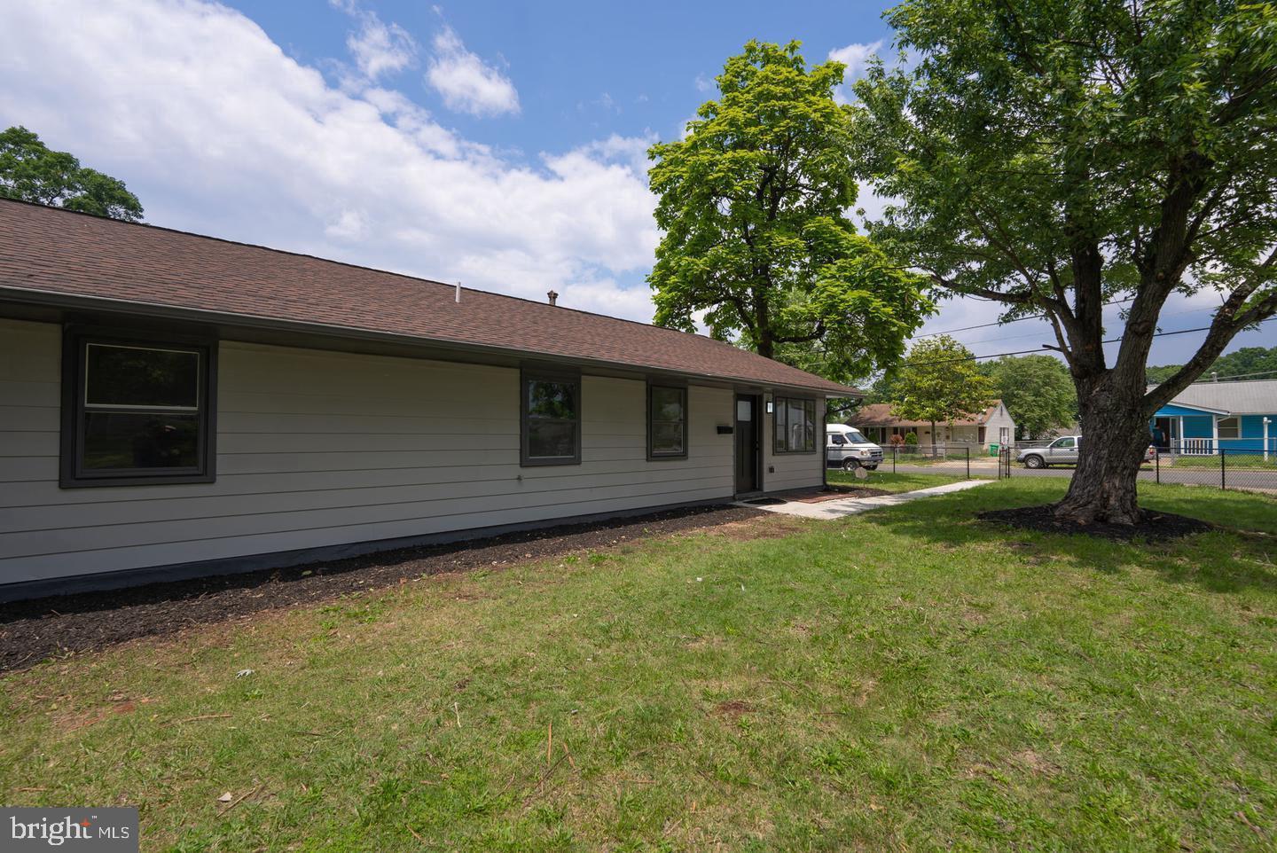 1125 Devonshire Dr Property Photo 3