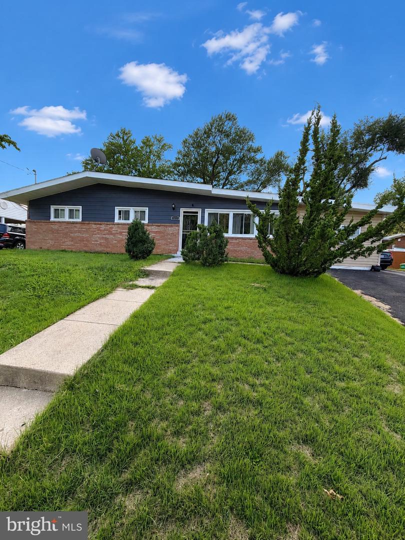 6203 Middleton Ln Property Photo 2