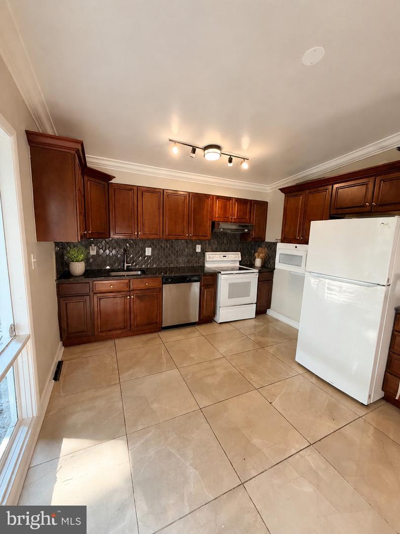 6203 Middleton Ln Property Photo 5