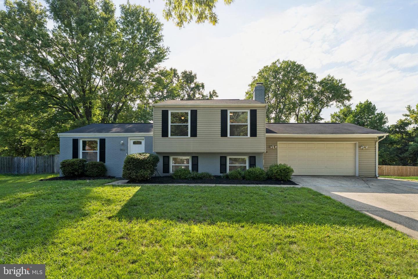 903 Castlewood Dr Property Photo 1