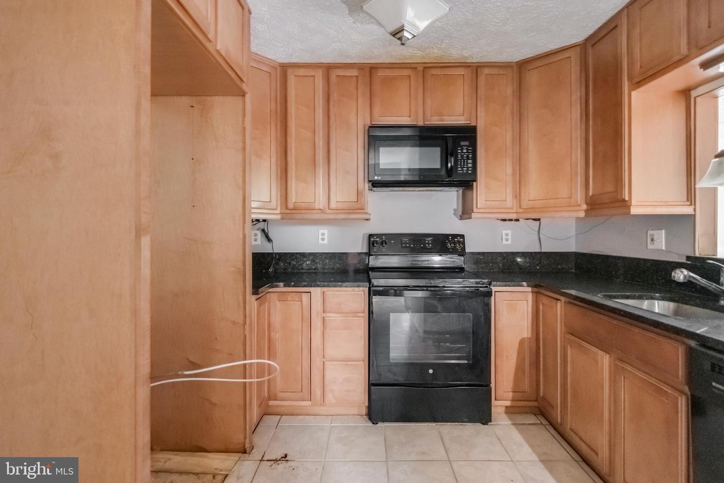 4668 Winterberry Ln Property Photo 3