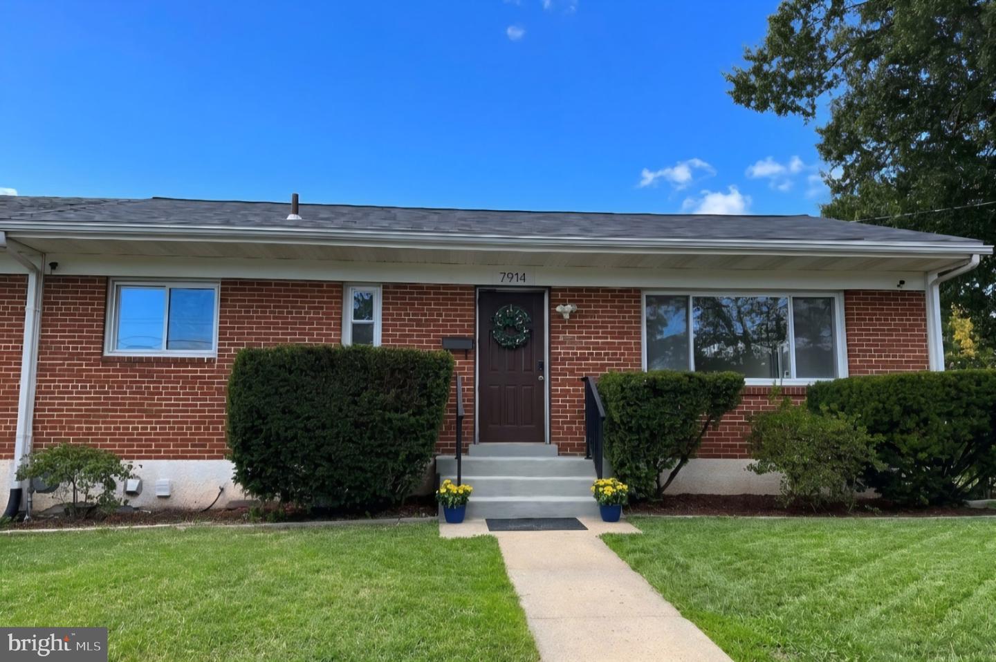 7914 W Park Dr Property Photo 1