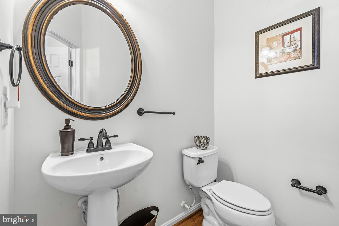 9706 Traver St Property Photo 8