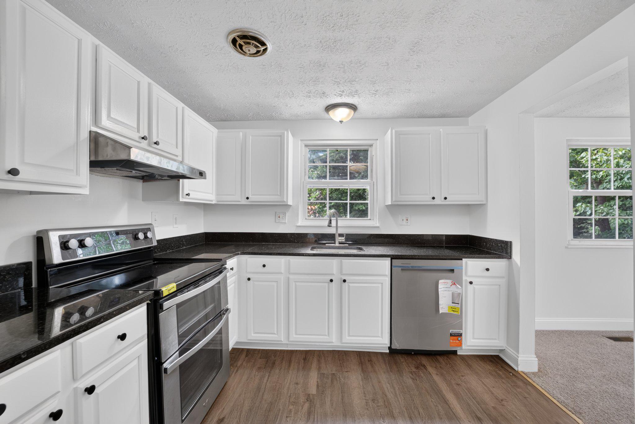 6810 Killarney St Property Photo 5