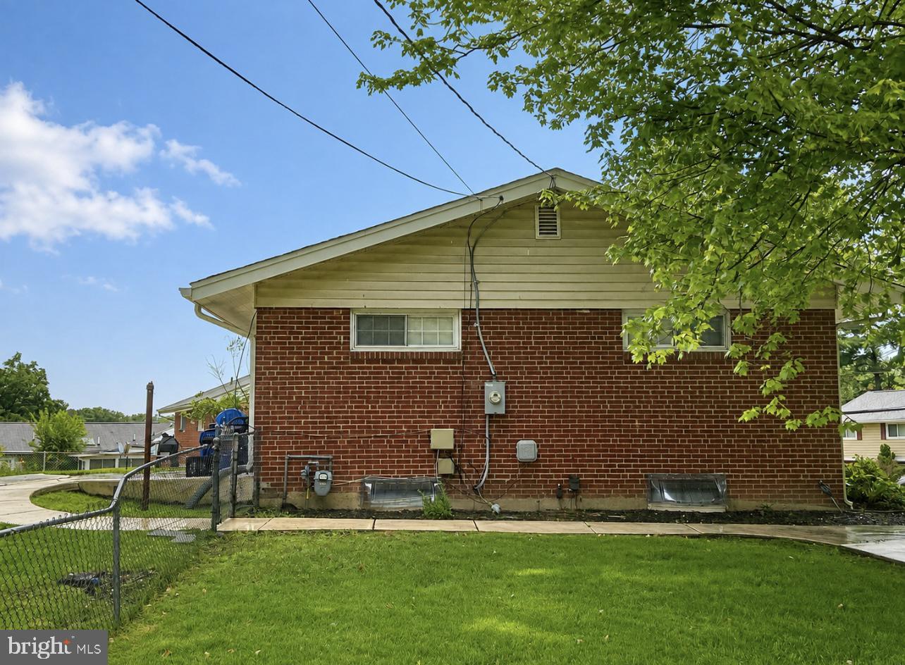 7409 Kipling Pkwy Property Photo 2