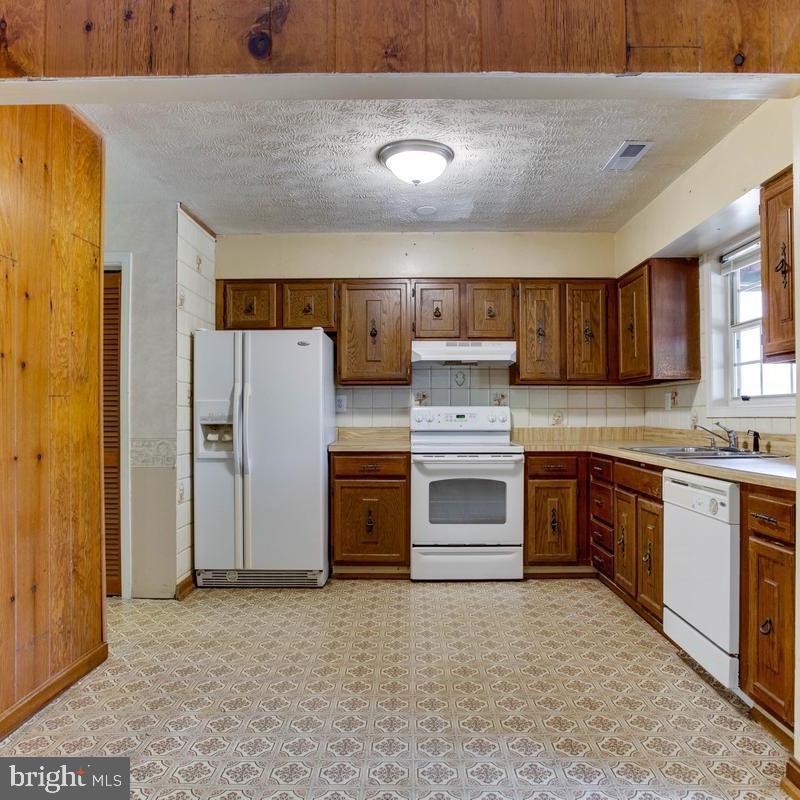 9018 Cheval Ln Property Photo 8