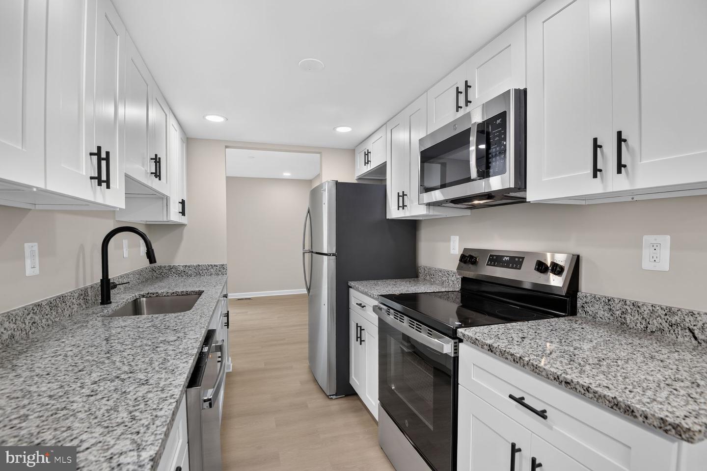 9015 Congress Pl Property Photo 3