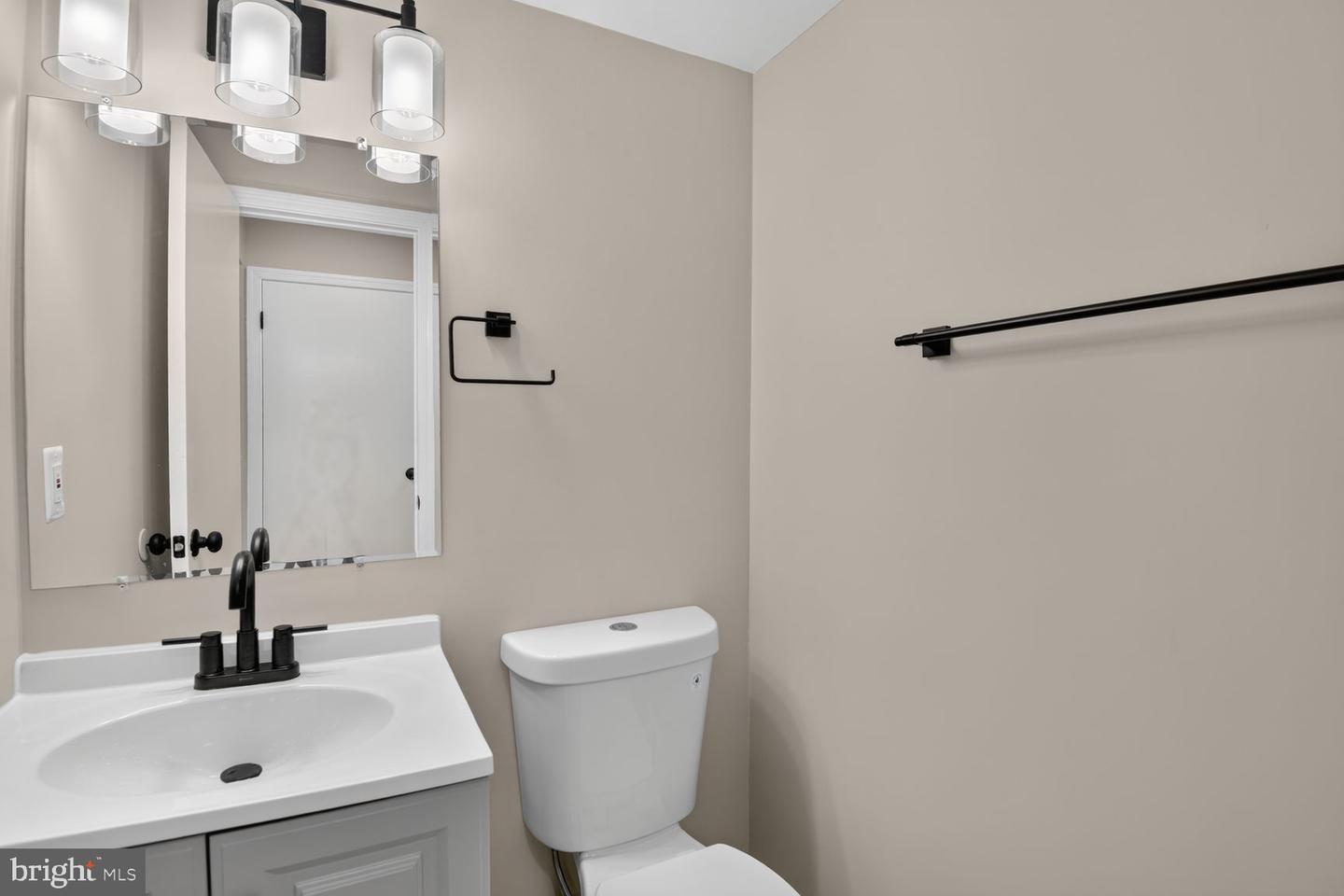 9015 Congress Pl Property Photo 6
