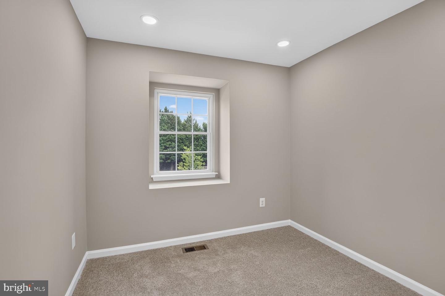 9015 Congress Pl Property Photo 10
