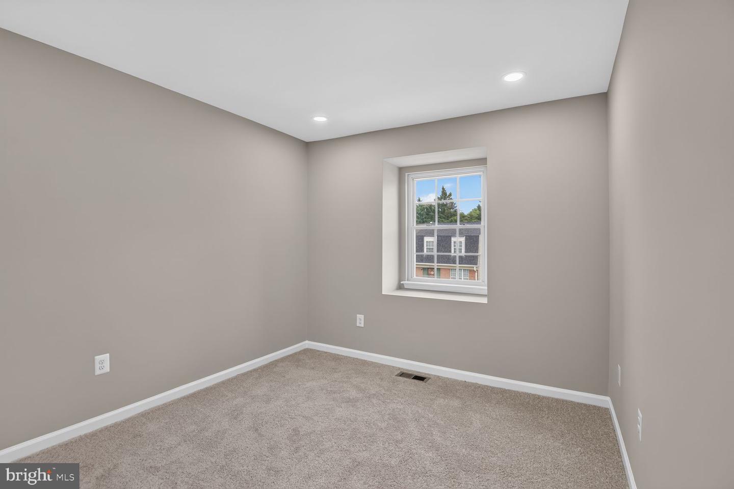 9015 Congress Pl Property Photo 11