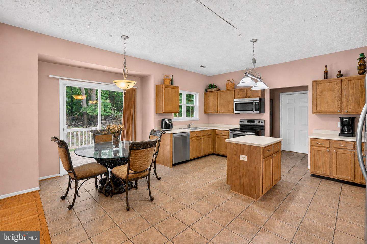 9106 Helmsley Dr Property Photo 4