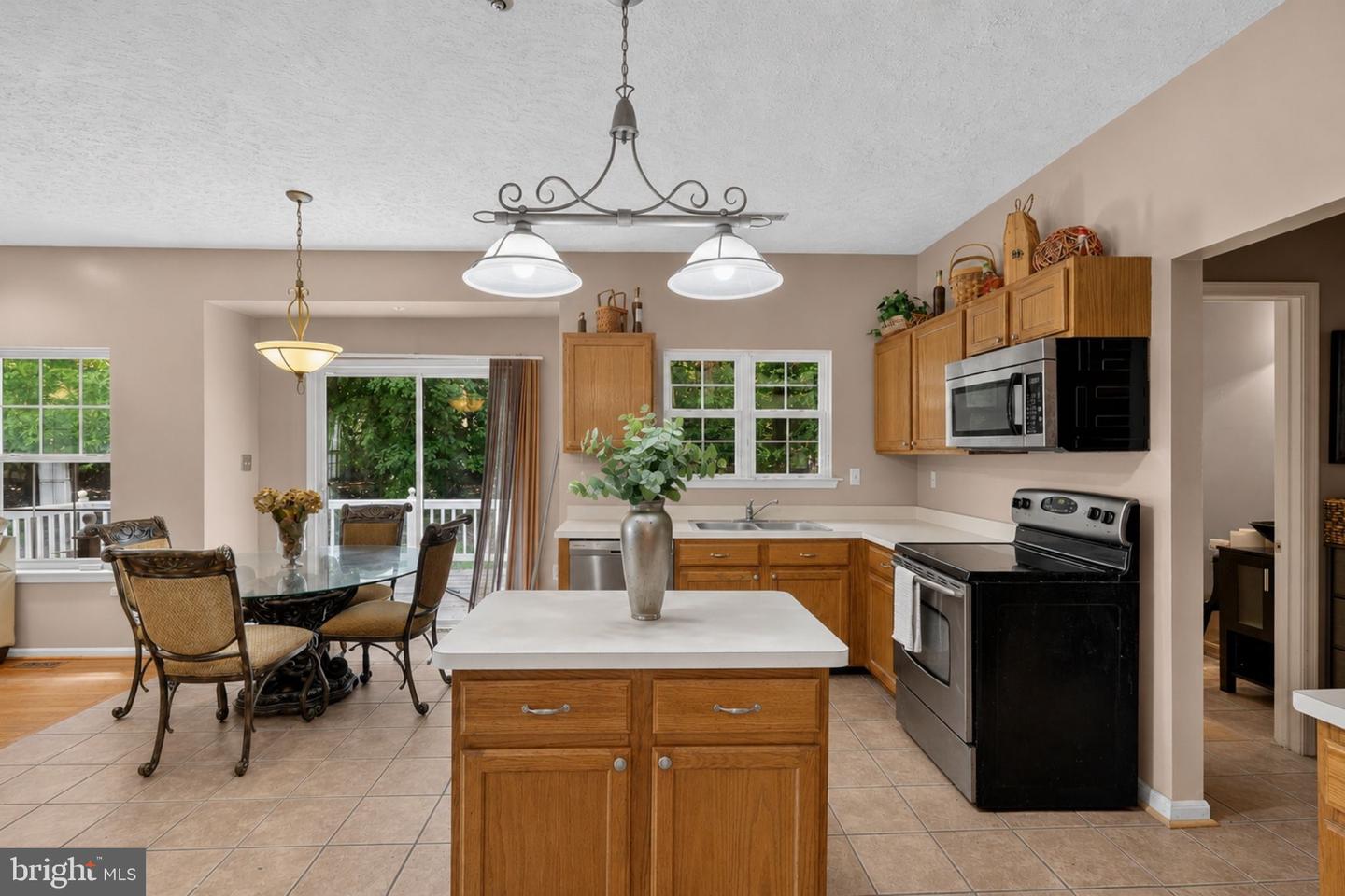 9106 Helmsley Dr Property Photo 9
