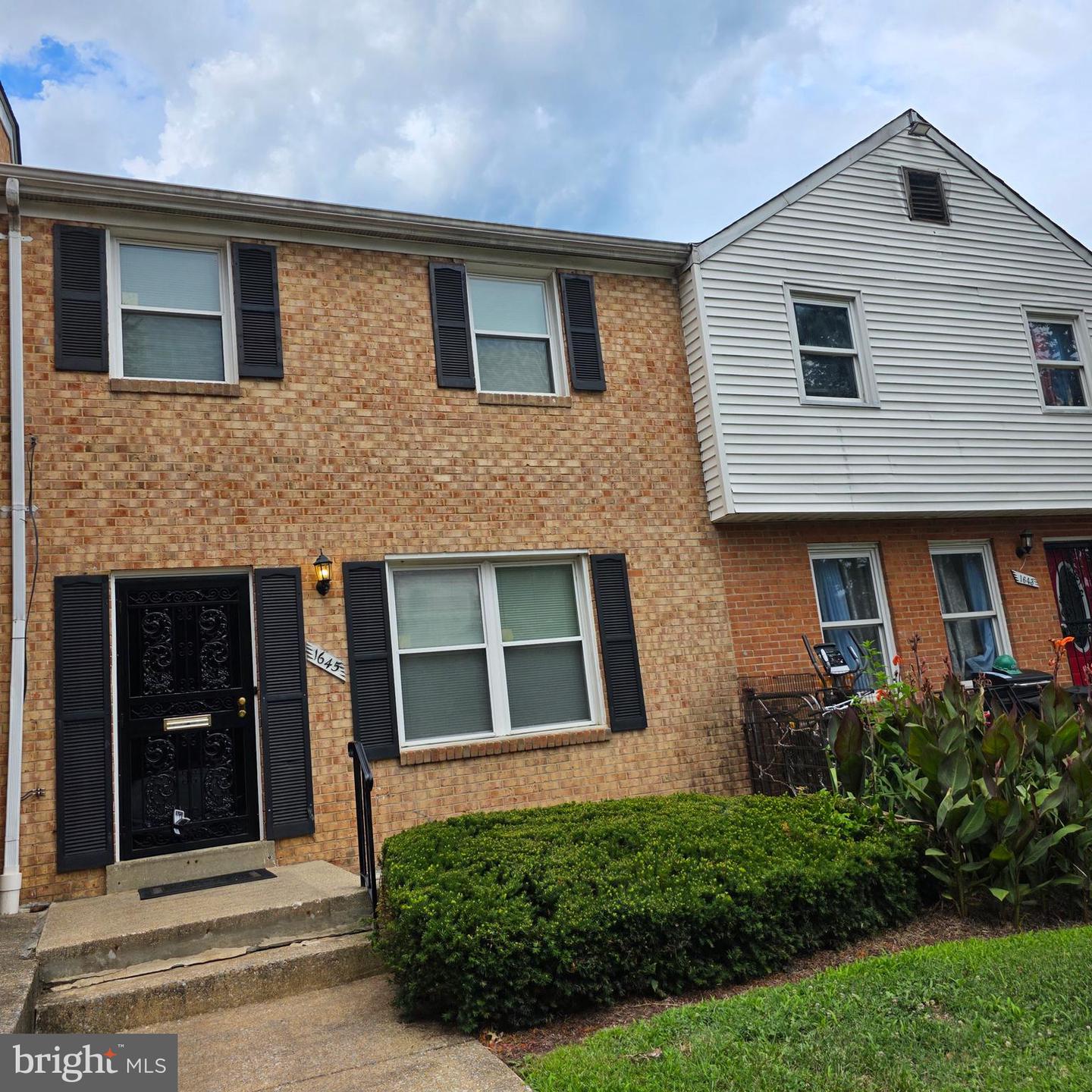 1645 Addison Rd S Property Photo 1