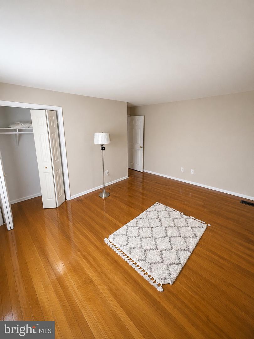 212 Dauntly St Property Photo 2