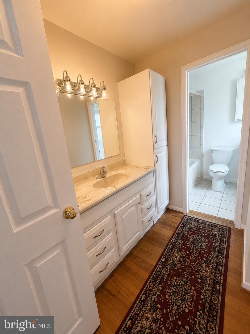 212 Dauntly St Property Photo 3
