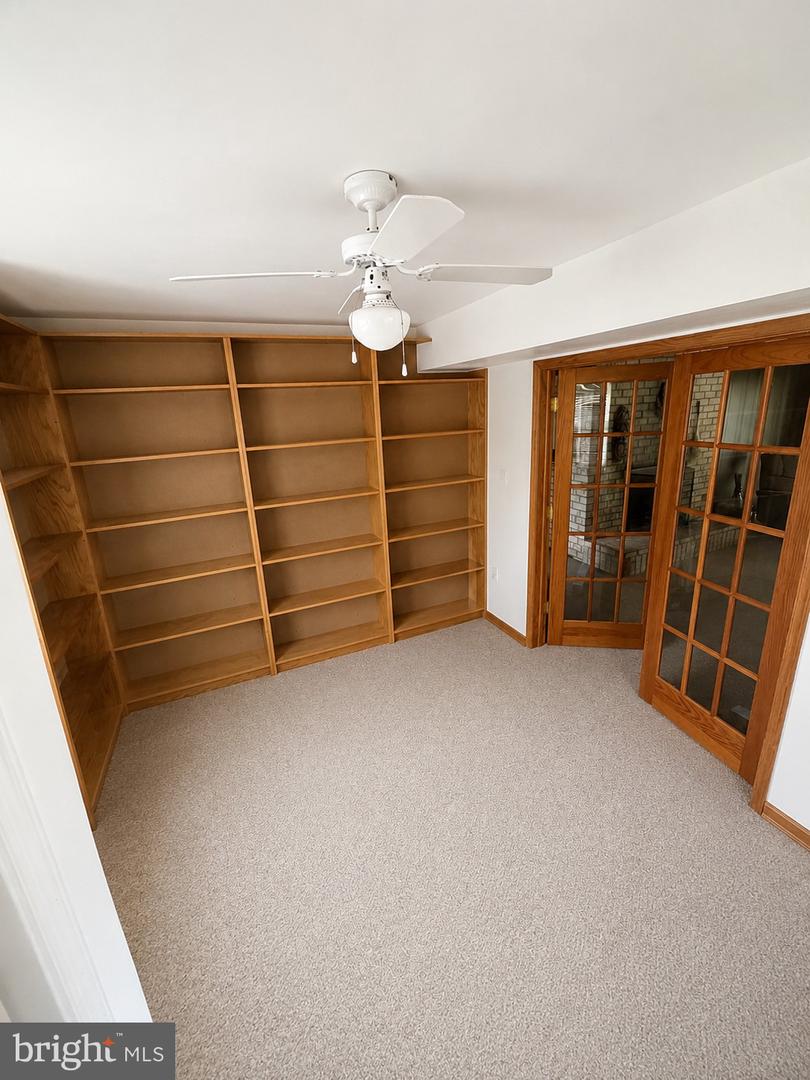 212 Dauntly St Property Photo 6