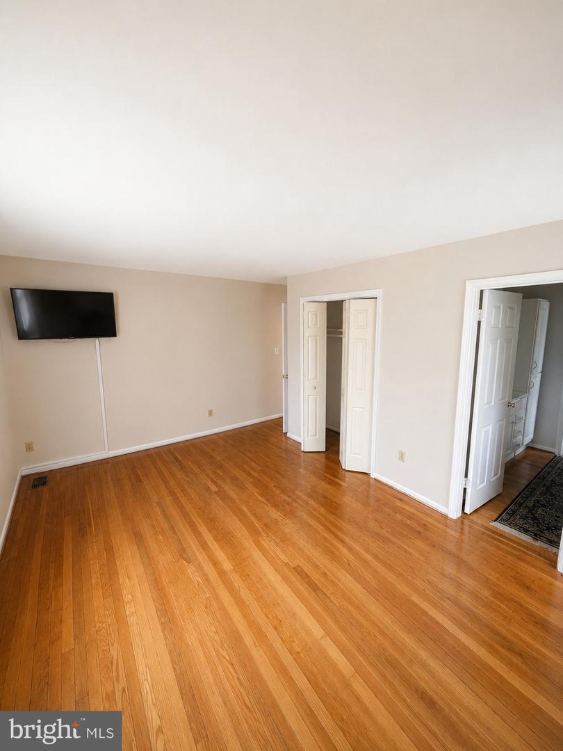 212 Dauntly St Property Photo 8
