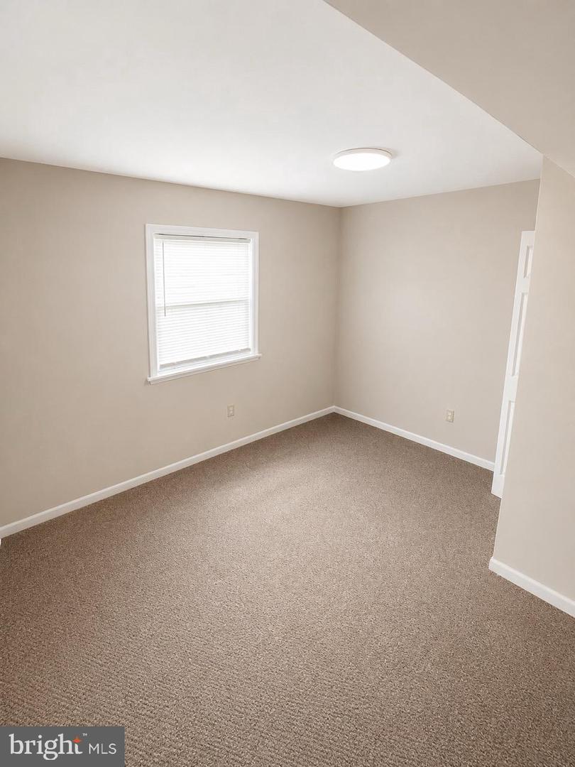 212 Dauntly St Property Photo 6
