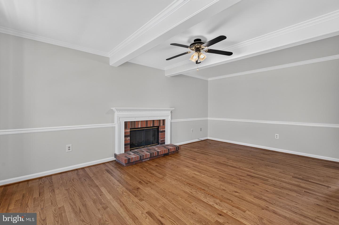 811 Chatsworth Dr Property Photo 3