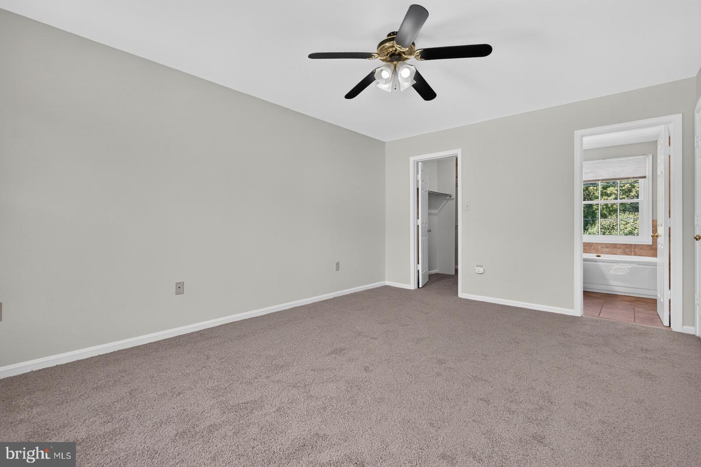 811 Chatsworth Dr Property Photo 16