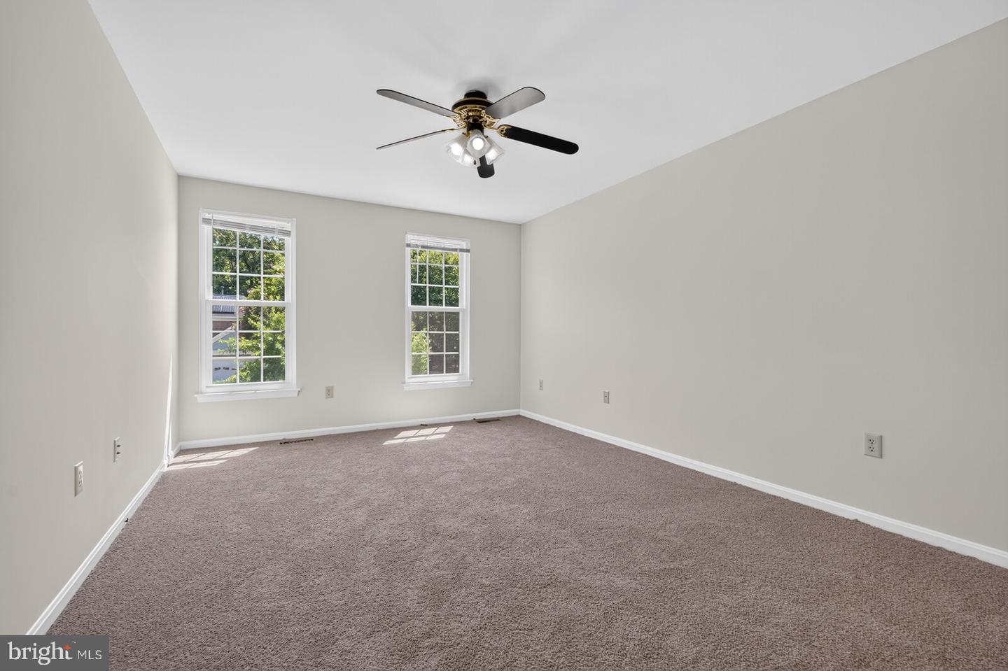 811 Chatsworth Dr Property Photo 17