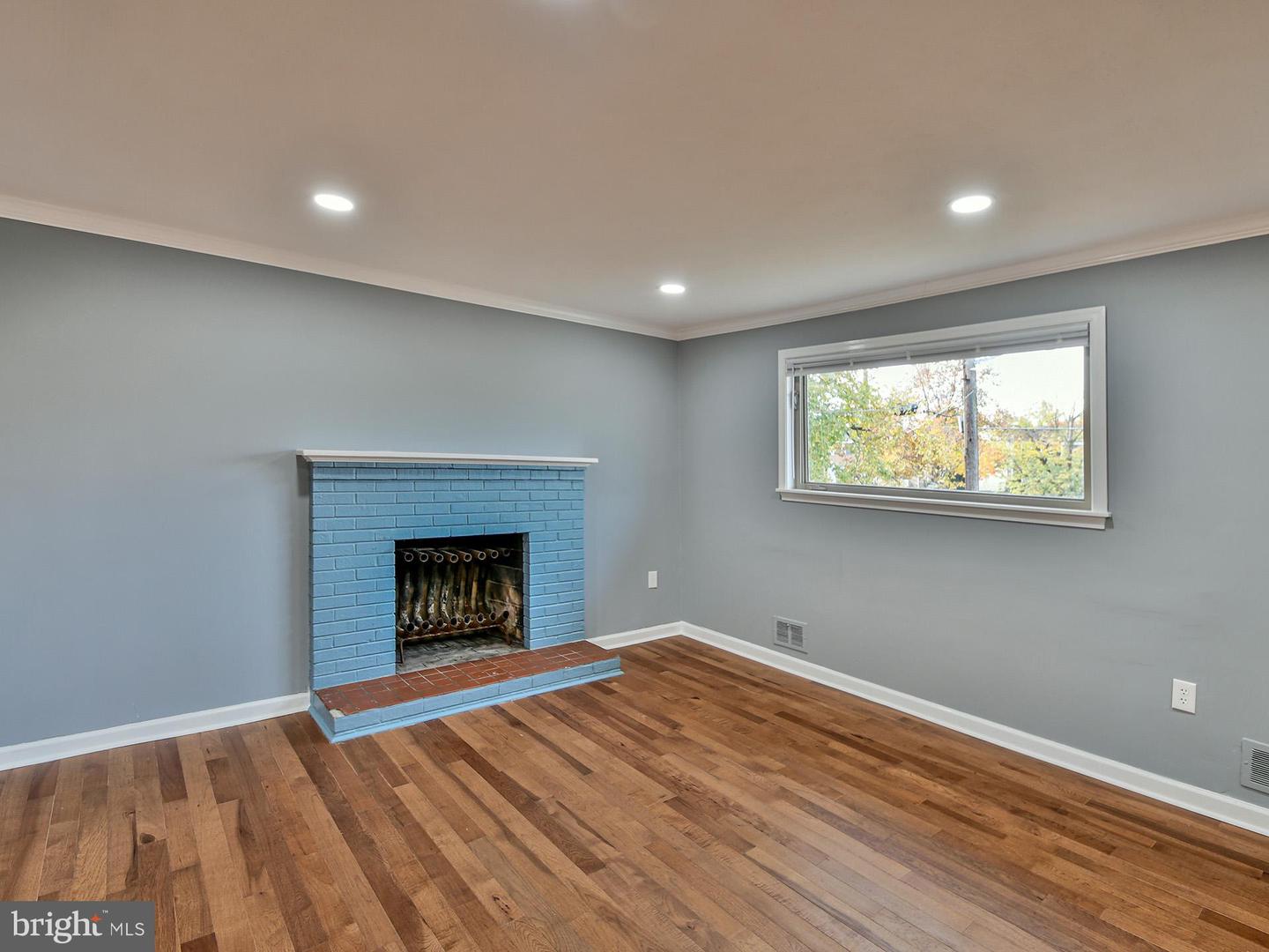 5812 Suitland Rd #(main Level) Property Photo 3