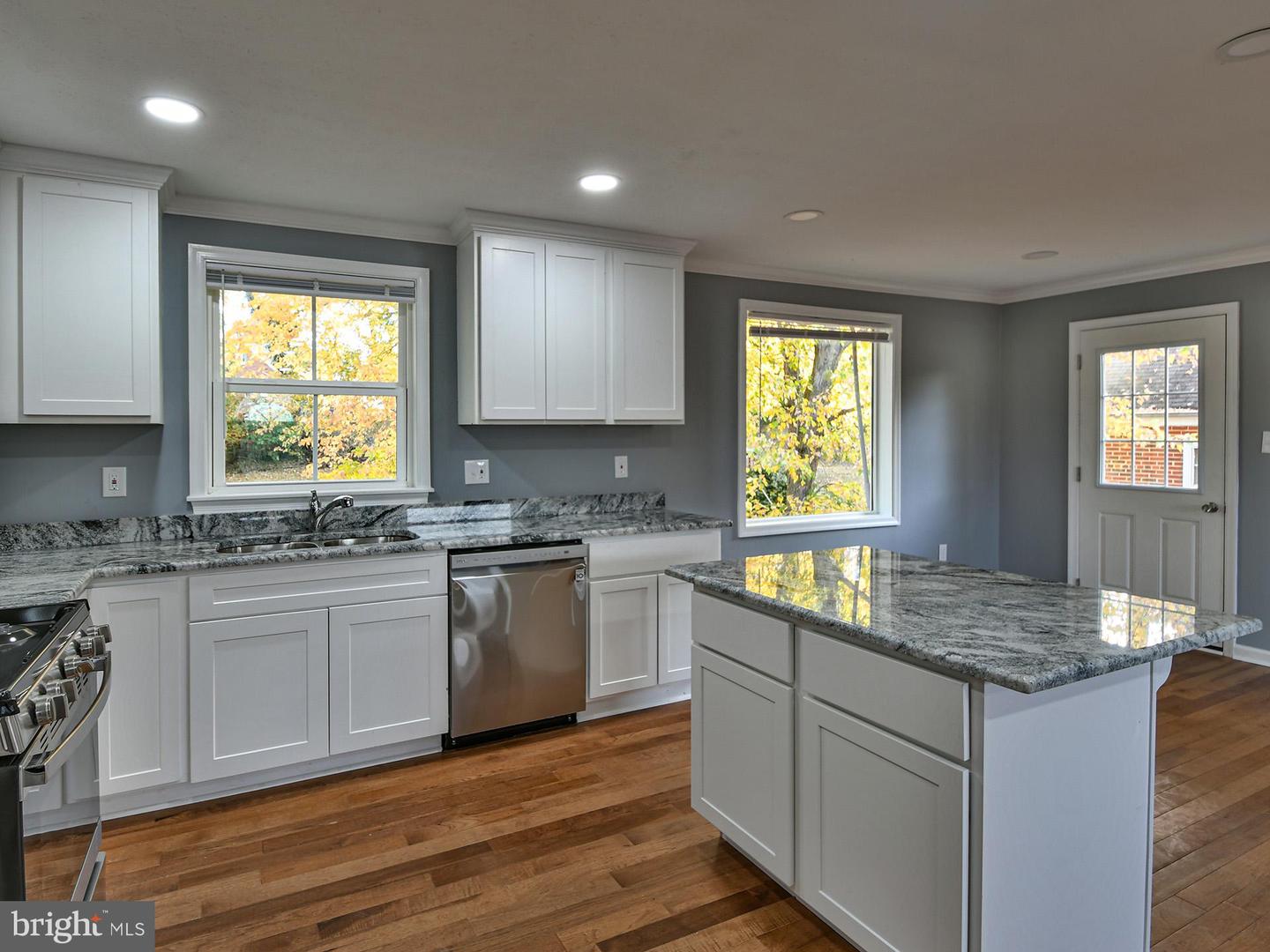 5812 Suitland Rd #(main Level) Property Photo 6