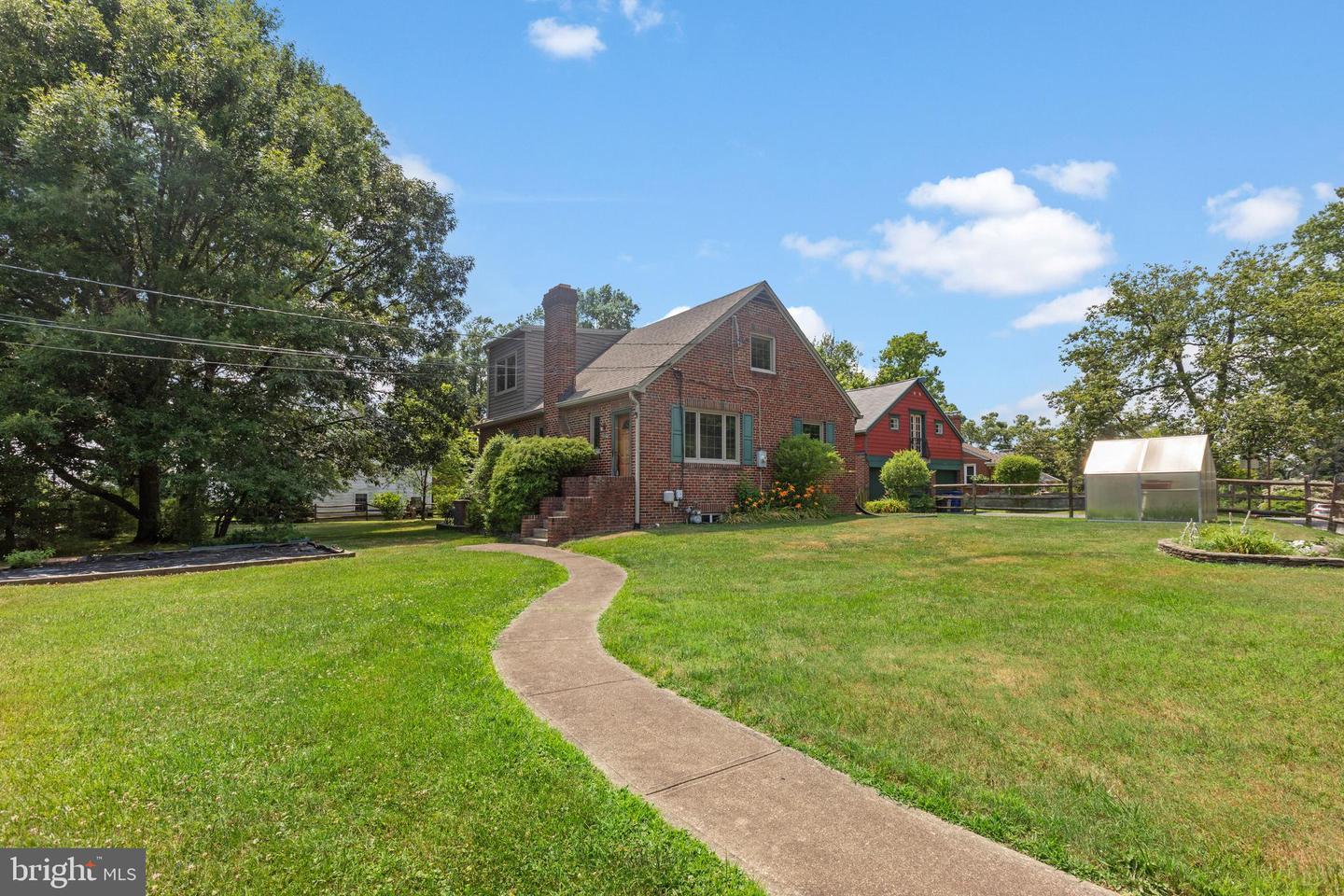 8522 Edmonston Rd Property Photo 1