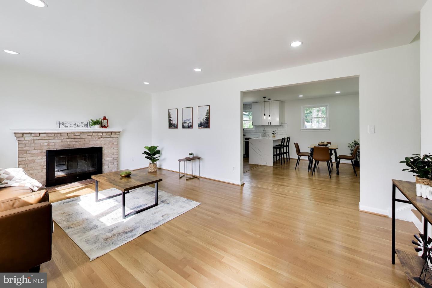 5914 JOHN ADAMS DR
