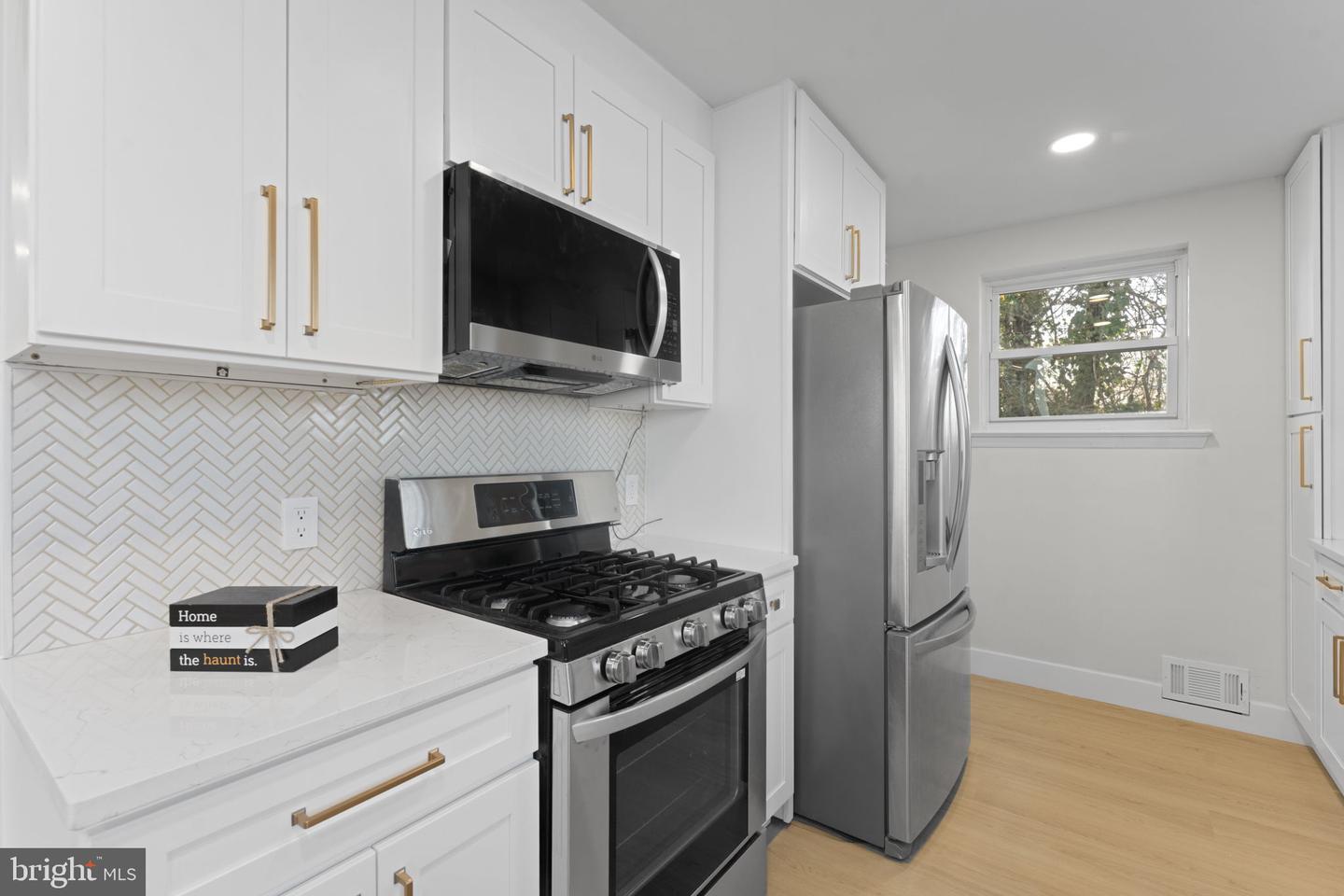 5117 Emo St Property Photo 12