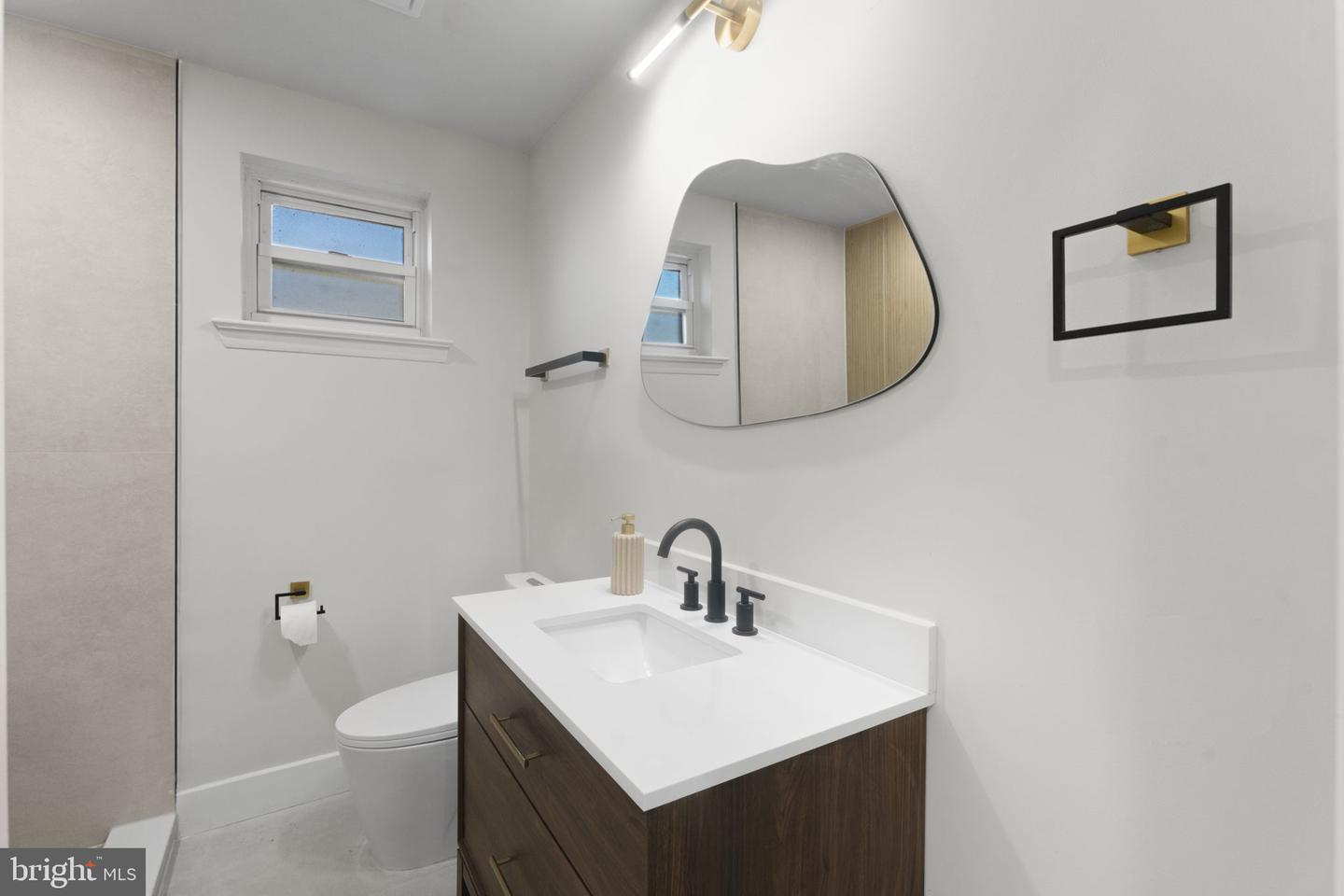 5117 Emo St Property Photo 15