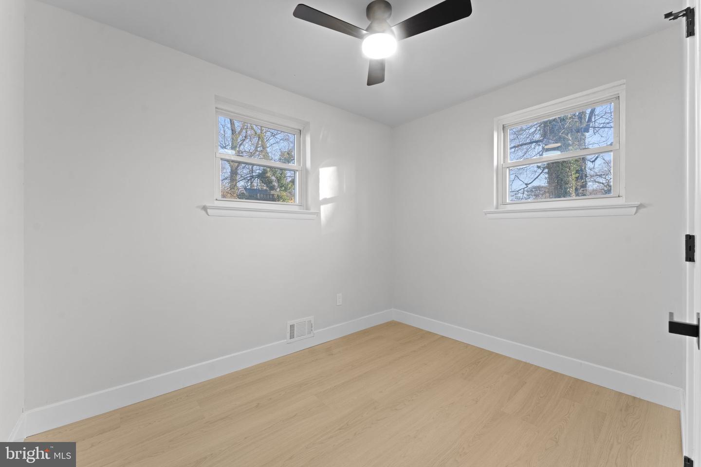 5117 Emo St Property Photo 18