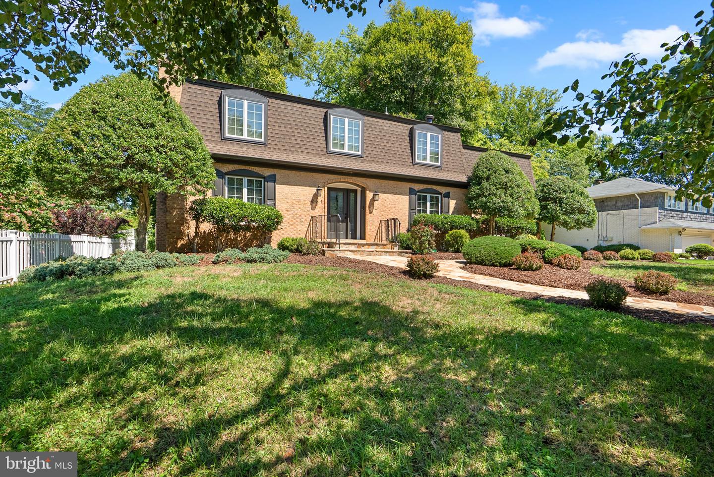 221 Surrey Circle Dr S Property Photo 4