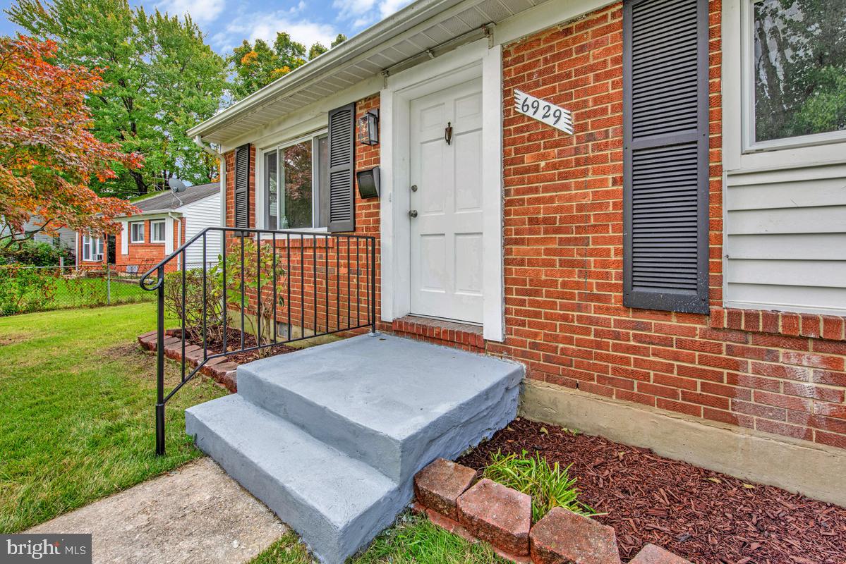 6929 Halleck St Property Photo 4
