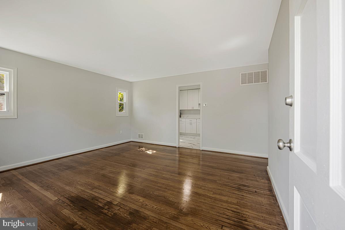 6929 Halleck St Property Photo 5