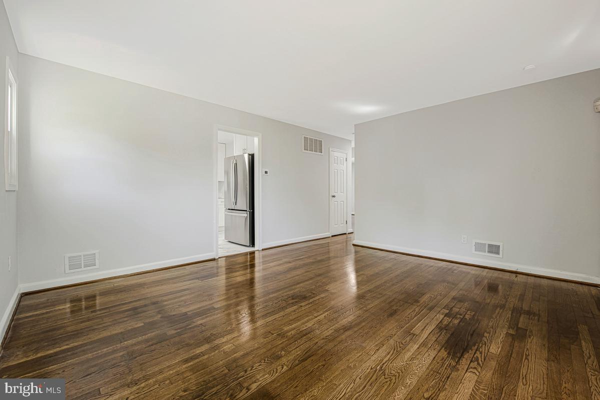 6929 Halleck St Property Photo 7