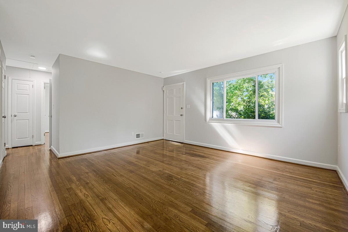 6929 Halleck St Property Photo 8
