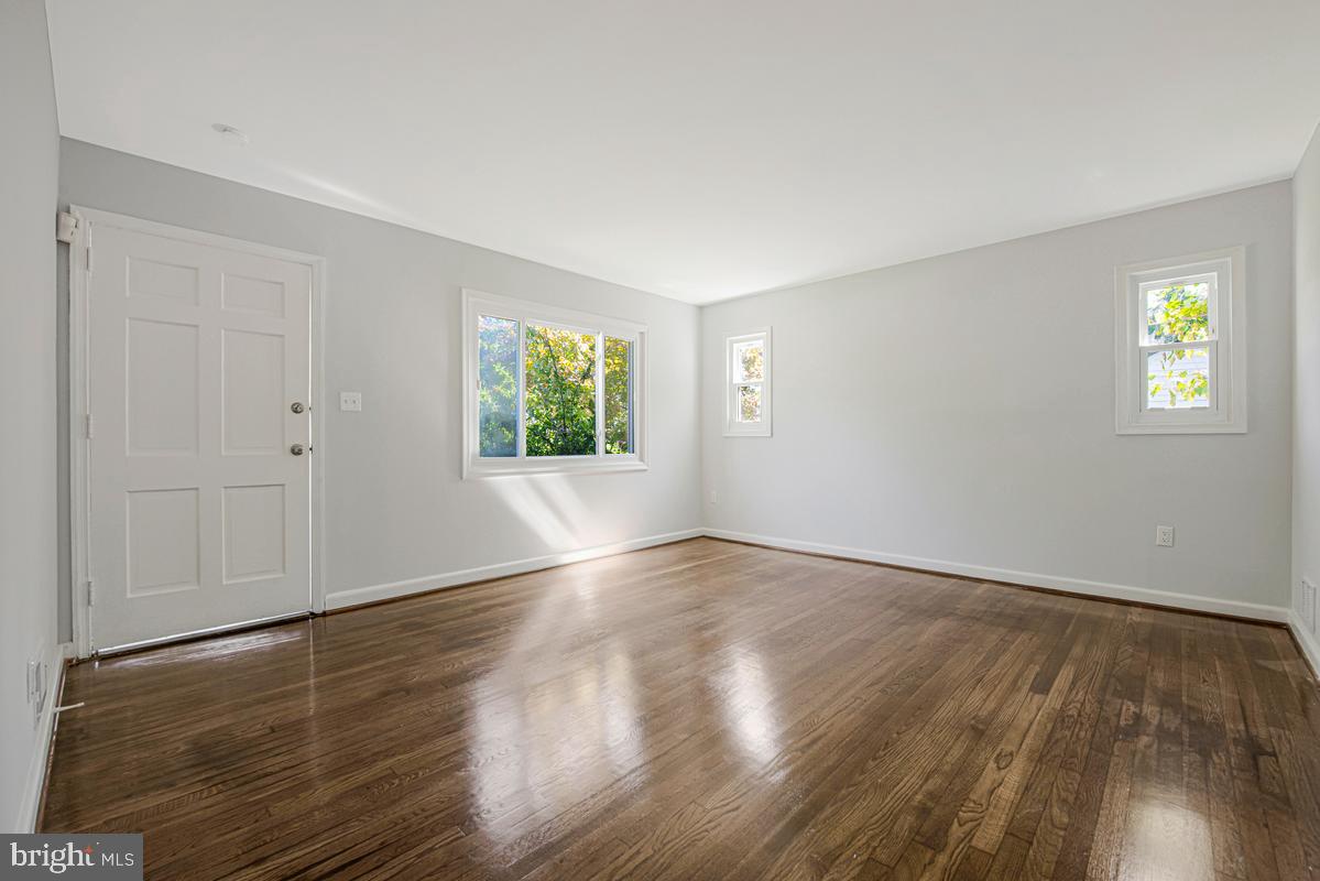6929 Halleck St Property Photo 8