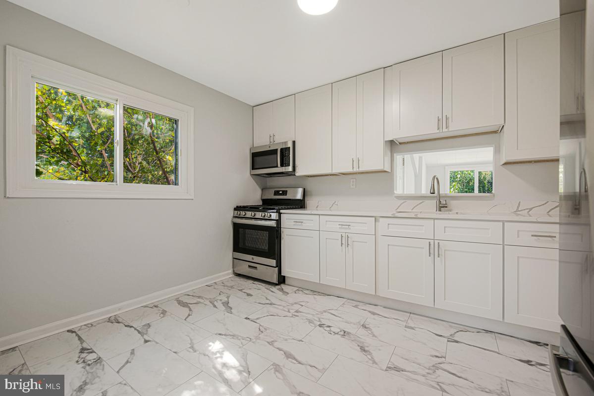 6929 Halleck St Property Photo 9