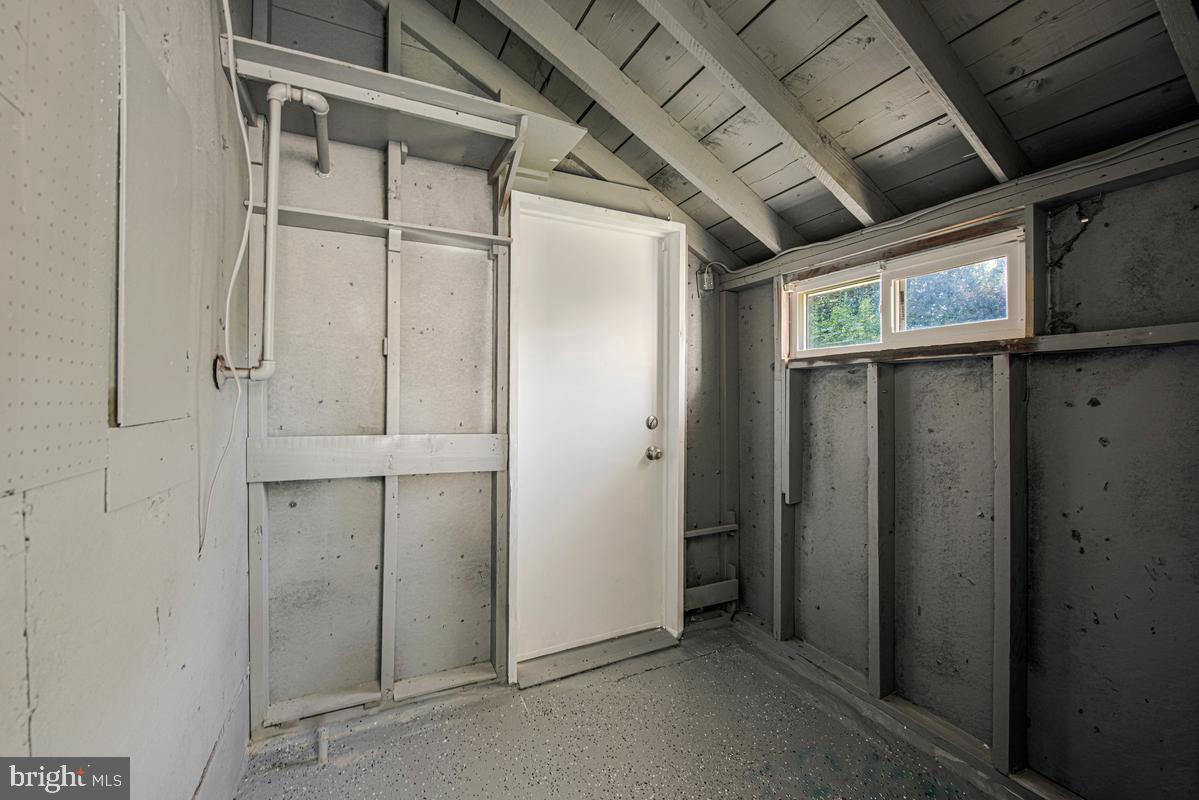 6929 Halleck St Property Photo 19