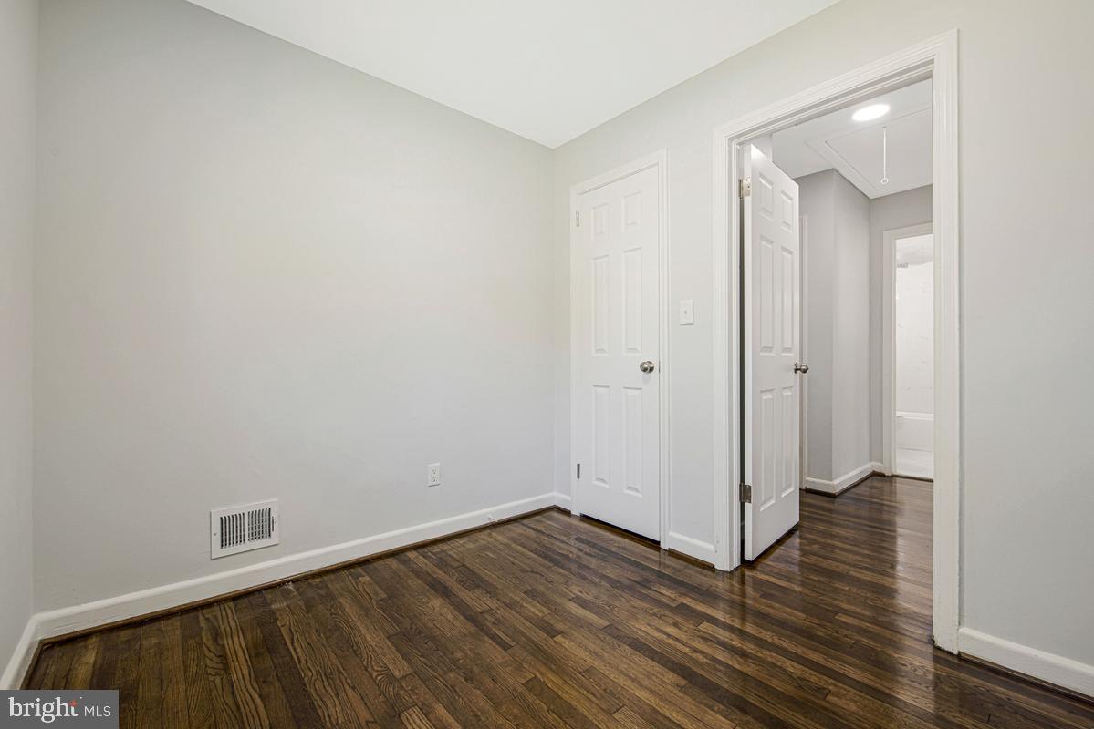 6929 Halleck St Property Photo 23
