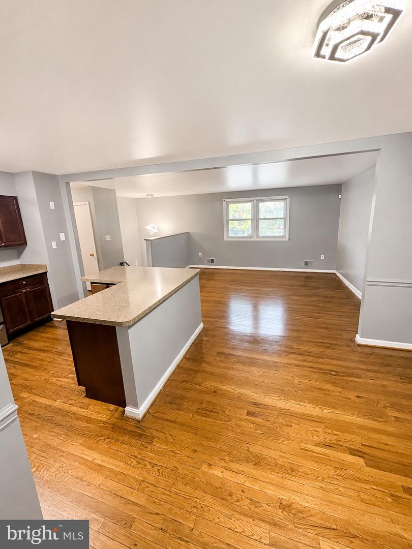 5203 Larwin Ter Property Photo 5