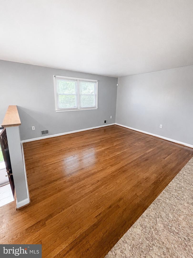 5203 Larwin Ter Property Photo 6