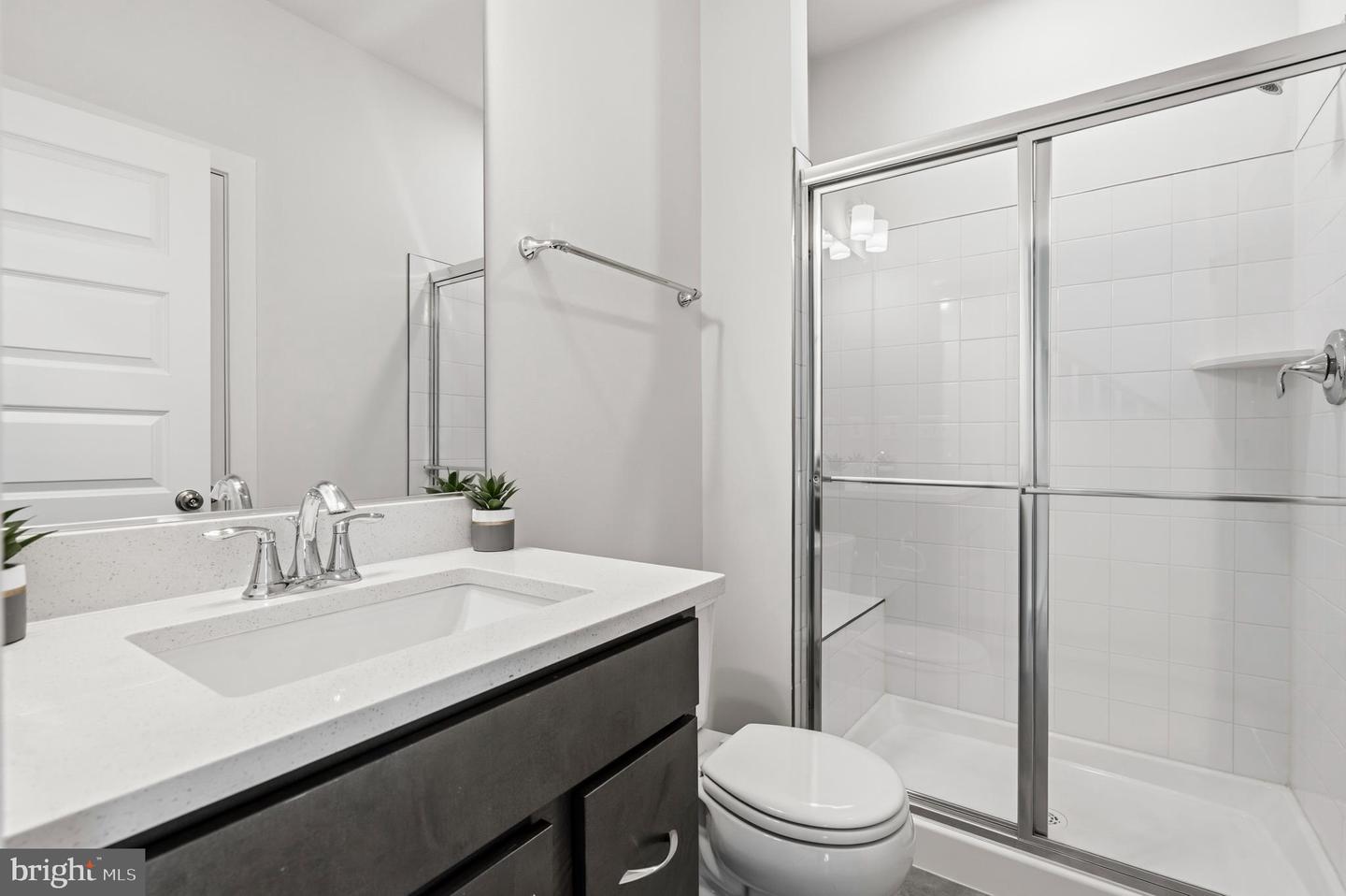 16007 Hyde Park Pl Property Photo 8